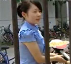 女生被陌生男子强拉上车