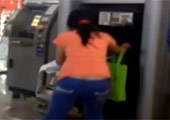 监拍广东女子徒手拆掉ATM机 全程面带诡异微笑