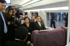 泰总理体验京津城际列车