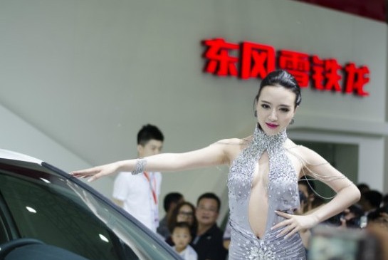 高清 吴雨婵爆乳装现身车展 穿高开衩裙疑走光 重庆频道 ...