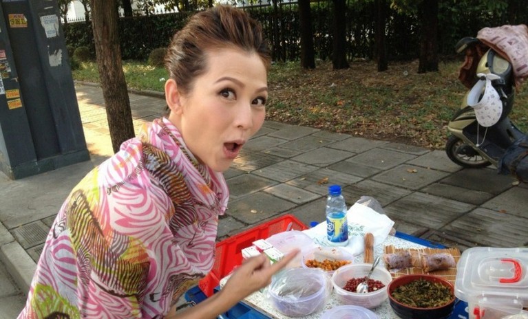 蔡少芬路边吃煎饼 网友们调侃:皇后娘娘真亲民_重庆