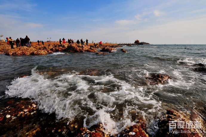 青岛第六海水浴场 位于前海栈桥之西的第六海水浴场,毗邻火车站,又称栈桥海水浴场。许多从未见过大海的外地人,初识大海便是在这里,对青岛以及对大海一直以来的美好想像终于成为一个圆满的现实。免责声明:本组图片为网友上传,与凤凰网青岛无关。其原创性以及文中陈述文字和内容未经本站证实,对本文以及其中全部或者部分内容、文字的真实性、完整性、及时性本站不作任何保证或承诺,请读者仅作参考,并请自行核实相关内容。