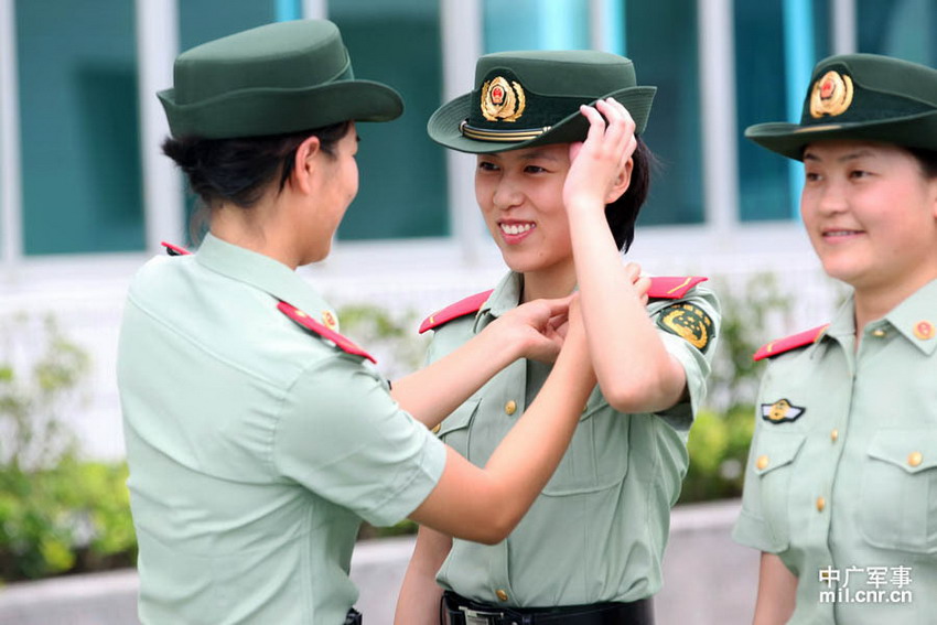 探访女文艺兵光鲜的背后 练功致腰肌劳损