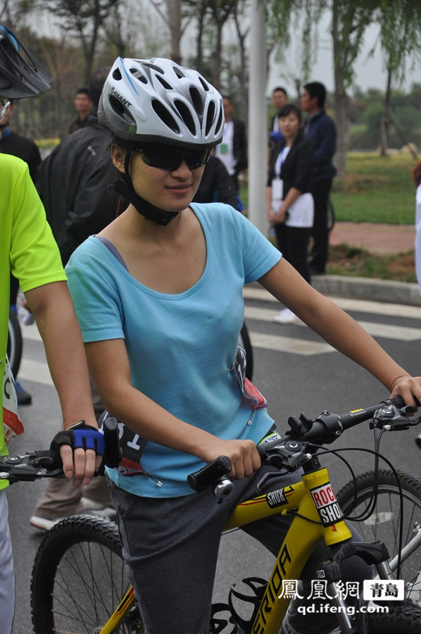 青岛高新区首届公路自行车赛 骑行女孩比美(图)_频道_凤凰网