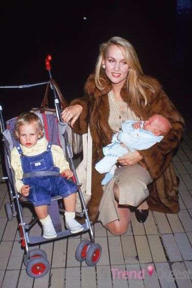 瑞莉·霍尔(jerry hall)身穿奢华皮草的女明星照顾孩子散发母性温暖