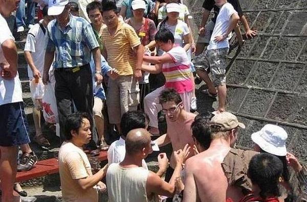 图揭国外游客在中国的不文明行为