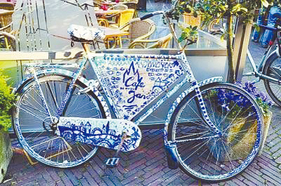 荷兰人热衷自行车旅行 装扮成个人名片