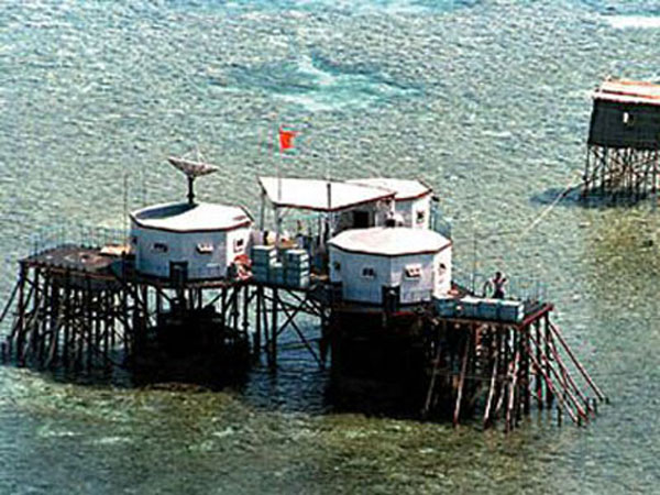 解放军历届南沙守备部队旧照：泡在海水中站岗