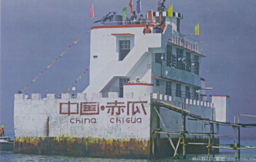 解放军历届南沙守备部队旧照：泡在海水中站岗