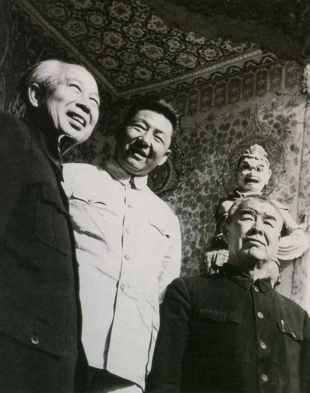 1958年9月29日,敦煌莫高窟,国务院副秘书长余心清,习仲勋,邓宝珊 .