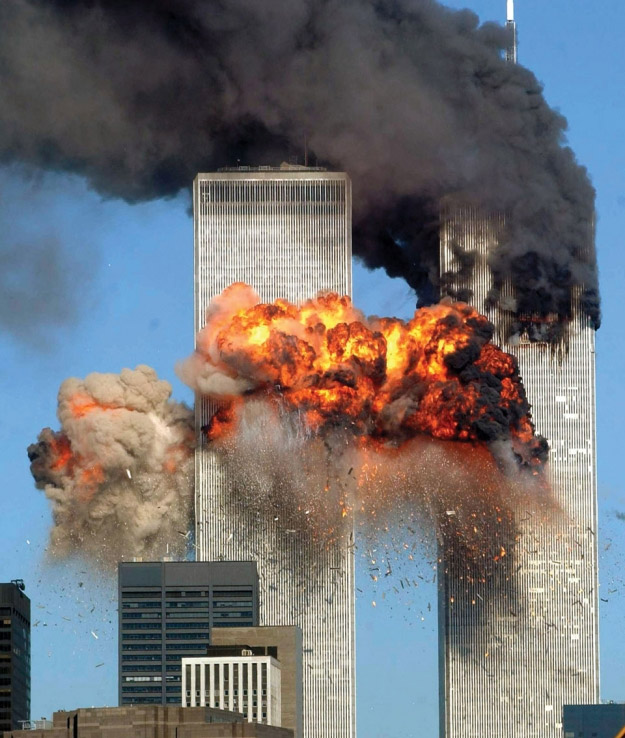 911事件11周年祭:摄影师冒死仰拍南塔楼被撞瞬间