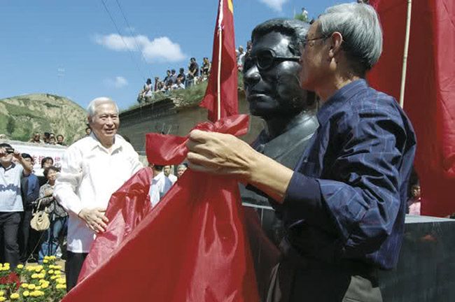 高岗自杀身后事:故居立铜像 简介称其含冤离世