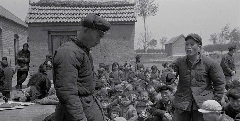 图为"四清运动"斗地主.