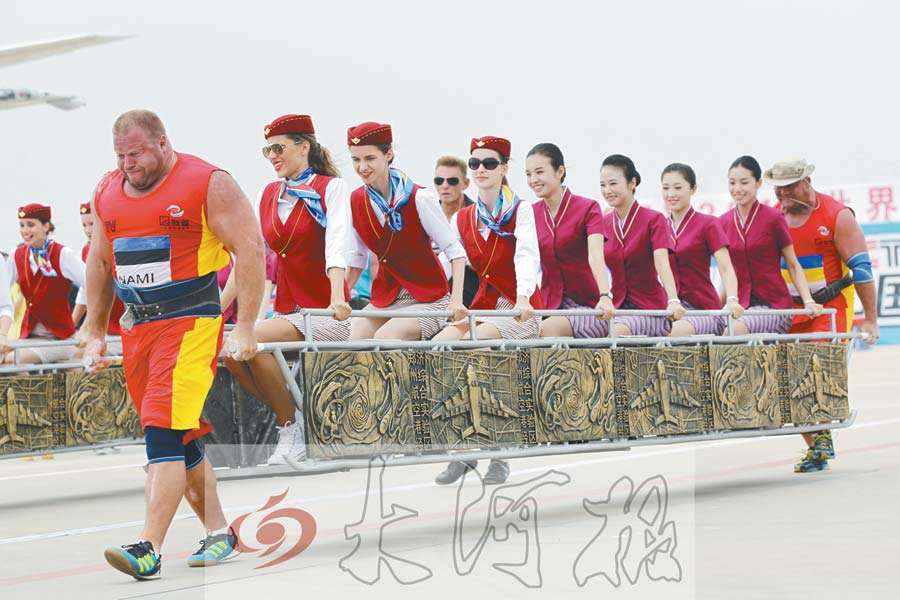 2013年世界大力士争霸赛拉飞机比赛在郑州举