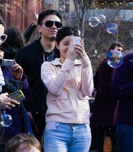 奶茶妹妹与京东掌门纽约热拥 业内称可能是炒作 _河南频道_凤凰网