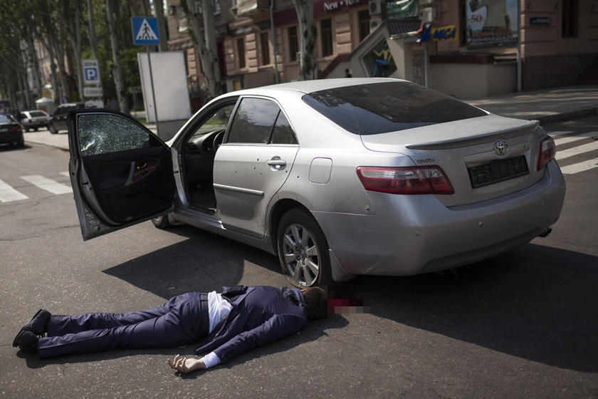 乌顿涅茨克亲俄高官街头被刺杀 车上布满弹痕_河南频道_凤凰网