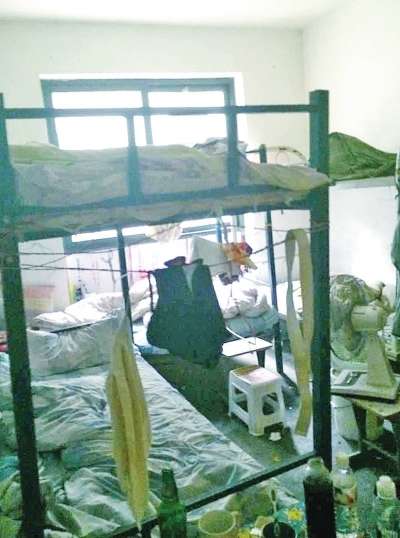 鄭州綠地老街小區一高檔住宅成宿舍一套房住28人