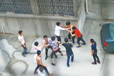 鄭州綠地老街小區一高檔住宅成宿舍一套房住28人