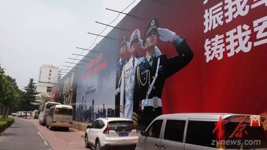 鄭州一樓盤廣告現軍人左手敬禮照片(圖)