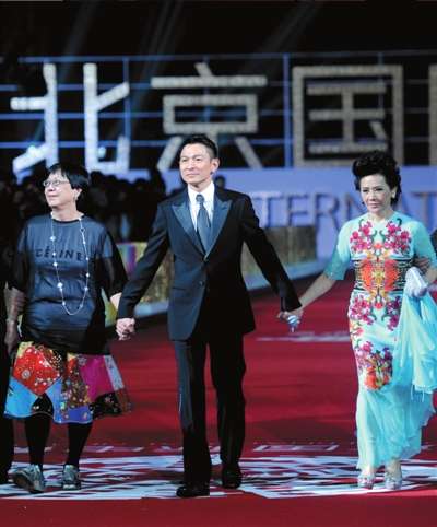 北京电影节众星云集 红毯秀晃了卡梅隆的眼