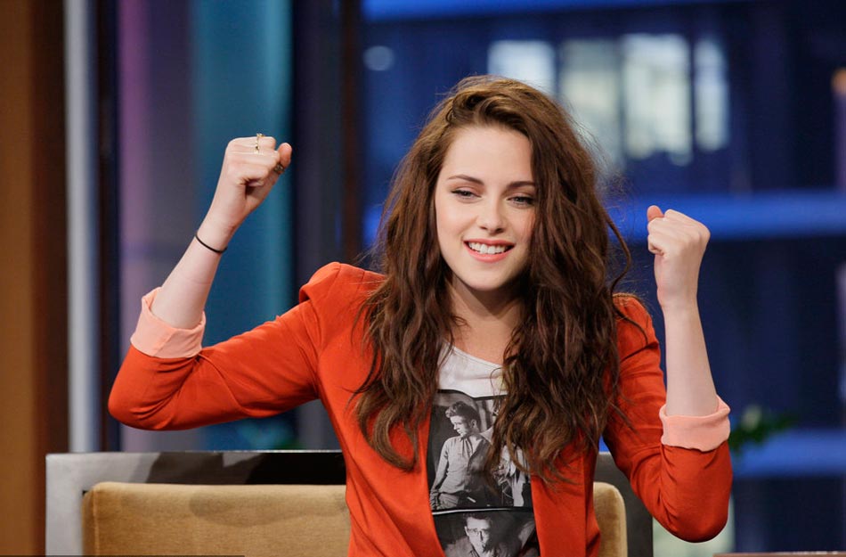 克里斯汀拍戏伤脚手肘脱臼 穿鞋踩沙发显“坏女孩”气质[高清大图]_娱乐频道_凤凰网