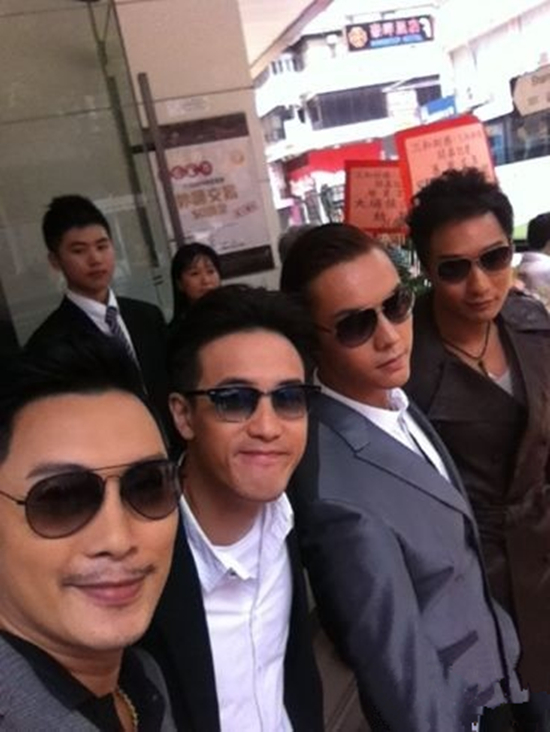 《 扎职 》再续港片经典题材 影迷街头支持谭耀