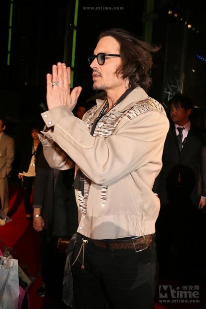 《黑影》东京首映 德普遭cos现场伸魔爪[高清