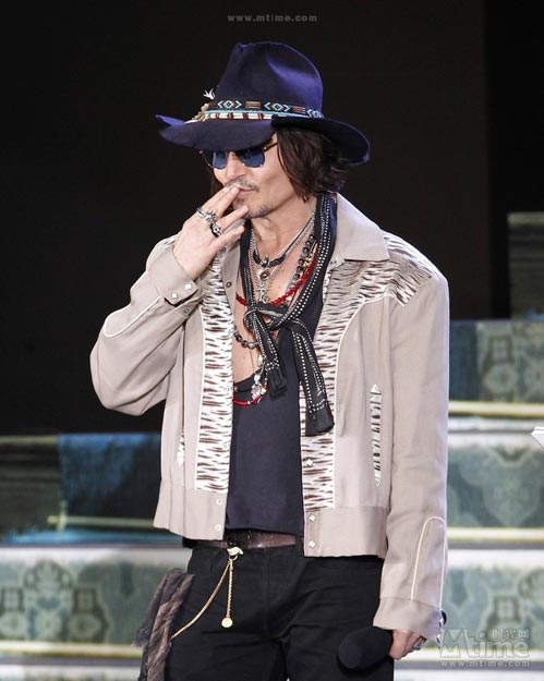 《黑影》东京首映 德普遭COS现场伸魔爪[高