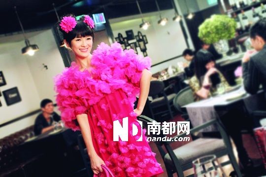 哪吒装场景：“苏菲”买了件很贵的礼服参加聚会，但由于品位较低，一出现就“雷”翻全场。 造型师点评：哪吒装那场戏就是要求比较有喜感。这套衣服其实是很贵的，是法国一个著名的品牌，原本是一件很漂亮的衣服。最后被我们打扮成这样，我还害怕人家投诉我们呢。主要就是为了营造那个喜感，所以加了头上那两朵花。
