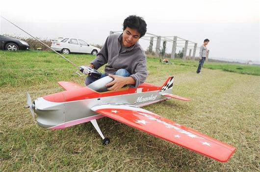 发烧友在汉南区农田的无人飞机放飞场所训练