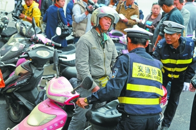昨天，交警在利济路设点，整治超标及违法电动车。武汉晚报记者金思柳摄
