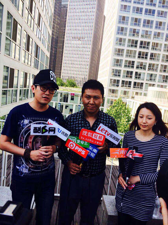 原标题:《9090奇葩派》北京开机至上励合变身“合伙人” 5月12日,由北大星光集团、北京星光国际传媒投资的时尚青春电影《9090奇葩派》举行了首次媒体探班。该片由青年兄弟导演赵小鸥、赵小溪联合执导,“人气偶像天团”至上励合成员金恩圣(小五)、张远、刘洲成、马雪阳、孙文婷、兰奇、王聃葳等联合主演。探班当天,剧组在精心打造的天台咖啡馆拍摄,现场布置集时尚、清新、怀旧于一体。风格混搭又极具特点,展现了影片的时尚和青春元素。主演接受媒体访问时,分享了拍摄的幕后故事