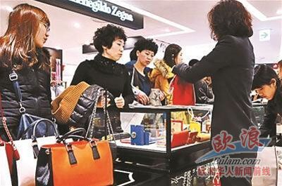 今夏中国赴西班牙游客刷卡消费最高 人均2000