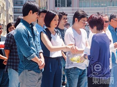 《单身男女2》开机 杨千嬅古天乐晒成“乳猪”(图)