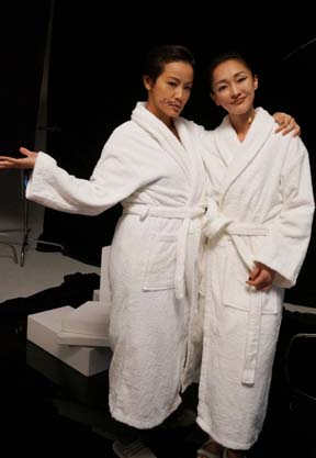 周迅黄秋生助力同志宣传 周香肩错位吻韵诗(图)