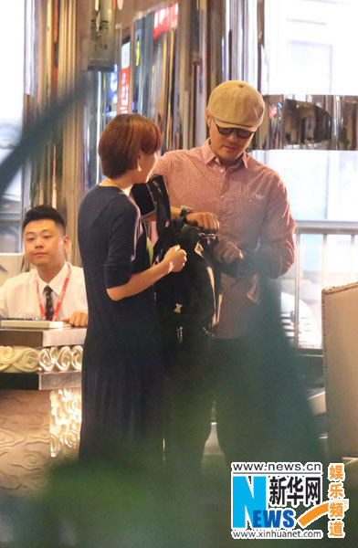 于小伟携新欢出行 女友酷似旧爱高圆圆(图) 