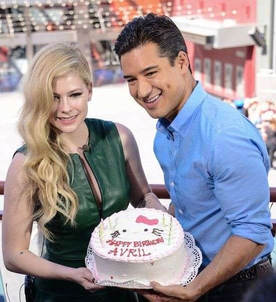 艾薇儿庆生小腹微隆 怀孕疑云再现(图)