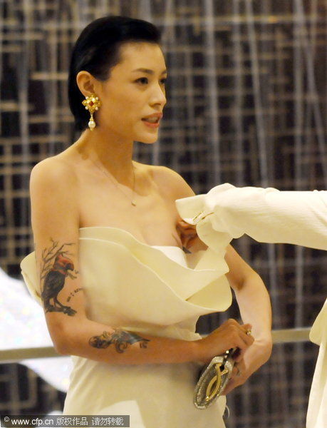 汪峰前女友葛荟婕礼服下滑 助理当众帮忙整理胸贴(图)