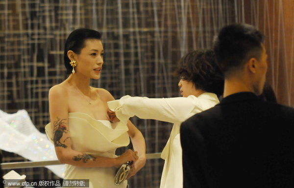 汪峰前女友葛荟婕礼服下滑 助理当众帮忙整理胸贴(图)