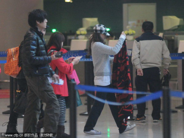 伊能静鸭舌帽遮素颜现身机场(图)