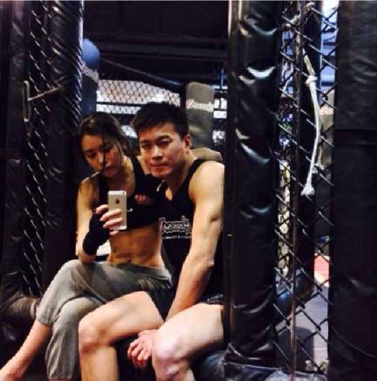 谢霆锋圣诞节切巨型火腿庆祝 绯闻女友格斗泄愤(图)