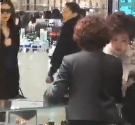 关之琳商场挑巨钻被拍 嘟嘴讲电话疑好事近(图)