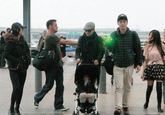 林志颖一家离沪行色疲惫 kimi婴儿车中熟睡(图)
