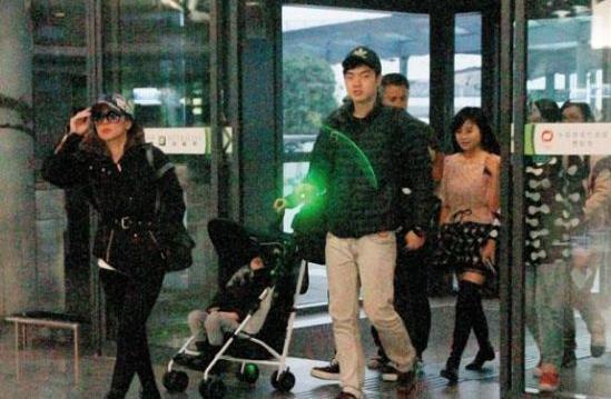 林志颖一家离沪行色疲惫 kimi婴儿车中熟睡(图)