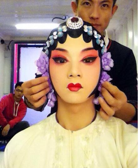 霍尊自曝旦角扮相：眼影迷离 红唇惊艳(图)