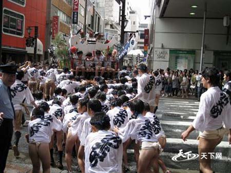 日本"光屁股节":为啥不见女人