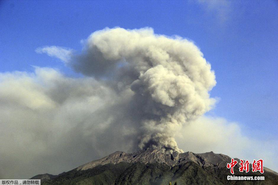 印尼拉翁火山持续喷发 火山灰直窜云霄达3300米