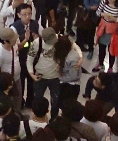 <em>少女时代Jessica</em>在机场被保安袭击倒地 动弹不