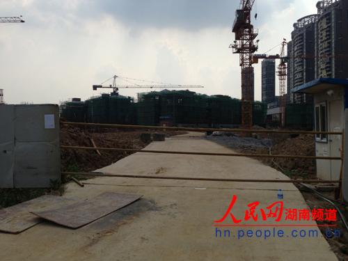 藏珑湖上国际花园项目工地已停电、停工现场