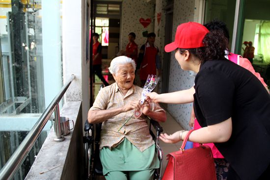母亲节 爱心人士给老年公寓里的"妈妈"们送花送健康